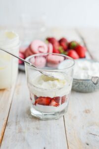 Macarons Becher mit Joghurt und Erdbeeren Macarons Dessert Mit Erdbeeren 5