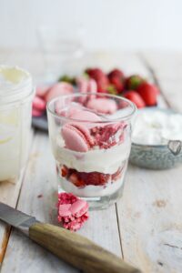 Macarons Becher mit Joghurt und Erdbeeren Macarons Dessert Mit Erdbeeren 6