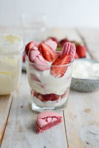 Macarons Becher mit Joghurt und Erdbeeren Macarons Becher mit Joghurt und Erdbeeren Macarons Dessert Mit Erdbeeren 7