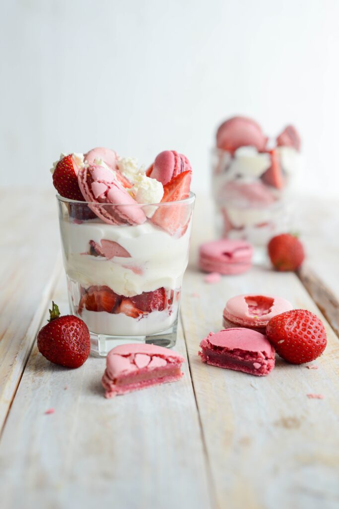 Macarons Becher mit Joghurt und Erdbeeren Macarons Becher mit Joghurt und Erdbeeren Macarons Dessert Mit Erdbeeren 8