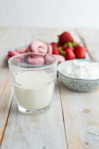 Macarons Becher mit Joghurt und Erdbeeren Macarons Verrines Schritt 1 Zutaten Joghurt Erdbeeren