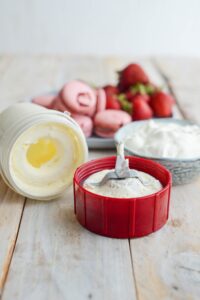 Macarons Becher mit Joghurt und Erdbeeren Macarons Becher mit Joghurt und Erdbeeren Macarons Verrines Schritt 2 Joghurt In Becher Füllen