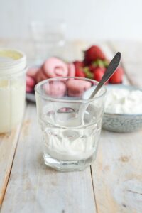 Macarons Becher mit Joghurt und Erdbeeren Macarons Verrines Schritt 3 Joghurt Im Glas Mit Löffel