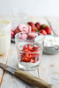 Macarons Becher mit Joghurt und Erdbeeren Macarons Verrines Schritt 4 Erdbeeren In Glas Schichten