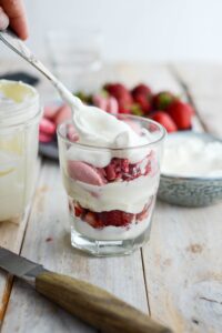Macarons Becher mit Joghurt und Erdbeeren Macarons Verrines Schritt 5 Joghurt Auf Becher Schichten