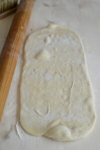 Croissants-Kuchen Croissants-Kuchen Croissant Kuchen Rezept Schritt 13 Teig Ausgerollt Auf Arbeitsfläche