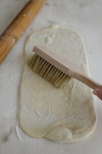 Croissants-Kuchen Croissant Kuchen Rezept Schritt 14 Teig Mit Bürste Abbrausen