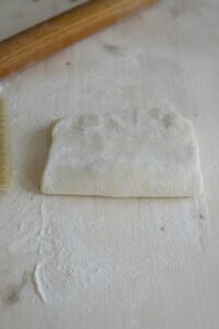 Croissants-Kuchen Croissants-Kuchen Croissant Kuchen Rezept Schritt 16 Gefalteter Teig Auf Arbeitsfläche