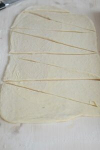Croissants-Kuchen Croissants-Kuchen Croissant Kuchen Rezept Schritt 21 Croissant Teig Diagonal Eingeschnit