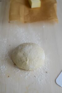Croissants-Kuchen Croissant Kuchen Rezept Schritt 7 Hefeteig Kugel Auf Arbeitsfläche
