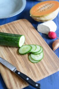 Melonen-Salat Melonen Salat Ziegenkase Schritt 2 Gurke Schneiden Auf Brett
