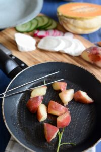 Melonen-Salat Melonen Salat Ziegenkase Schritt 6 Apfelstücke In Pfanne Anbraten