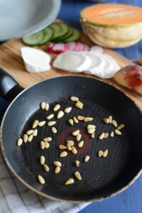 Melonen-Salat Melonen-Salat Melonen Salat Ziegenkase Schritt 7 Pinienkernen In Pfanne Rösten