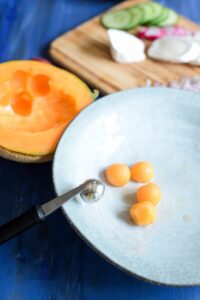 Melonen-Salat Melonen Salat Ziegenkase Schritt 8 Melonenkugeln Ausstechen Teller