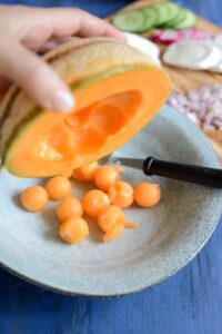 Melonen-Salat Melonen Salat Ziegenkase Schritt 9 Melonenkugeln Ausstechen Teller