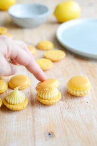 Zitronen-Macarons mit Schweizer Baiser Französische Tülle Macaron 200x300