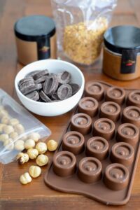 Einfach Pralinen selber machen Schokolade Temperieren Schritt 1 Zutaten Und Form Für Pralinen 200x300