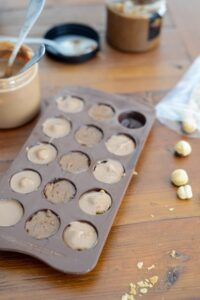 Einfach Pralinen selber machen Schokolade Temperieren Schritt 10 Pralinenmasse In Silikonform Füllen 200x300
