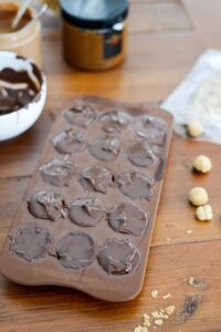Einfach Pralinen selber machen Schokolade Temperieren Schritt 11 Pralinen In Silikonform Giessen 200x300