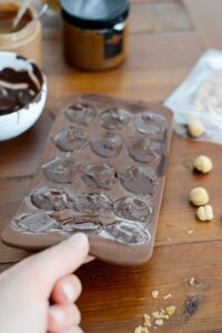 Einfach Pralinen selber machen Schokolade Temperieren Schritt 12 Schokoladenform Wird Befüllt 200x300