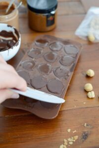 Einfach Pralinen selber machen Schokolade Temperieren Schritt 13 Schokolade In Form Glätten 200x300