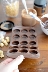 Einfach Pralinen selber machen Schokolade Temperieren Schritt 5 Schokoladenform Mit Pralinenmasse 200x300