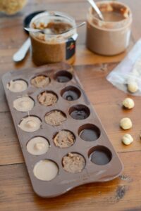 Einfach Pralinen selber machen Schokolade Temperieren Schritt 8 Pralinen Formen Mit Füllung 200x300