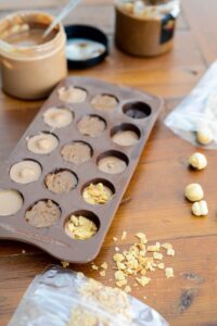 Einfach Pralinen selber machen Schokolade Temperieren Schritt 9 Pralinen In Silikonform Füllen 200x300