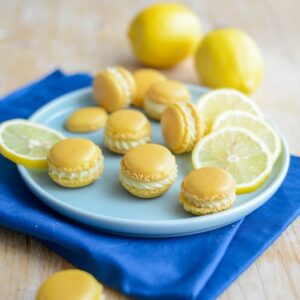 Zitronen-Macarons mit Schweizer Baiser