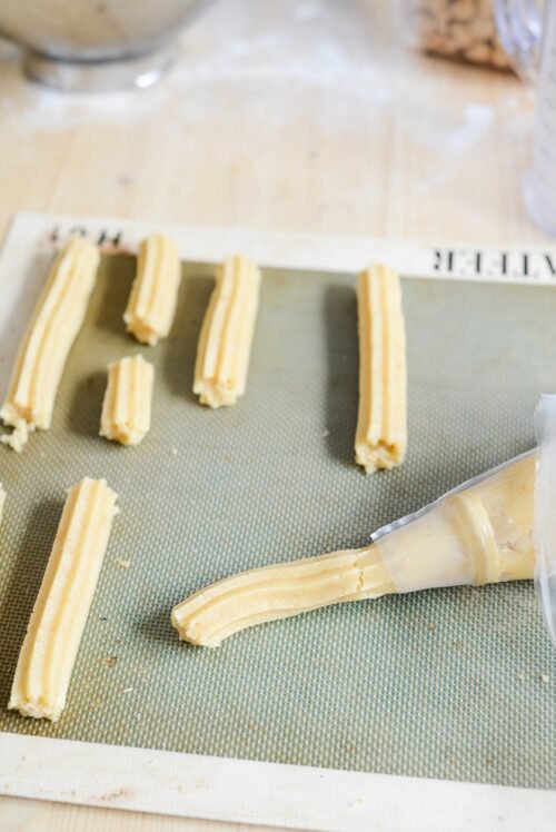 Haselnuss-Spritzgebäck mit Schokolade Rezept Haselnuss-Spritzgebäck mit Schokolade Rezept