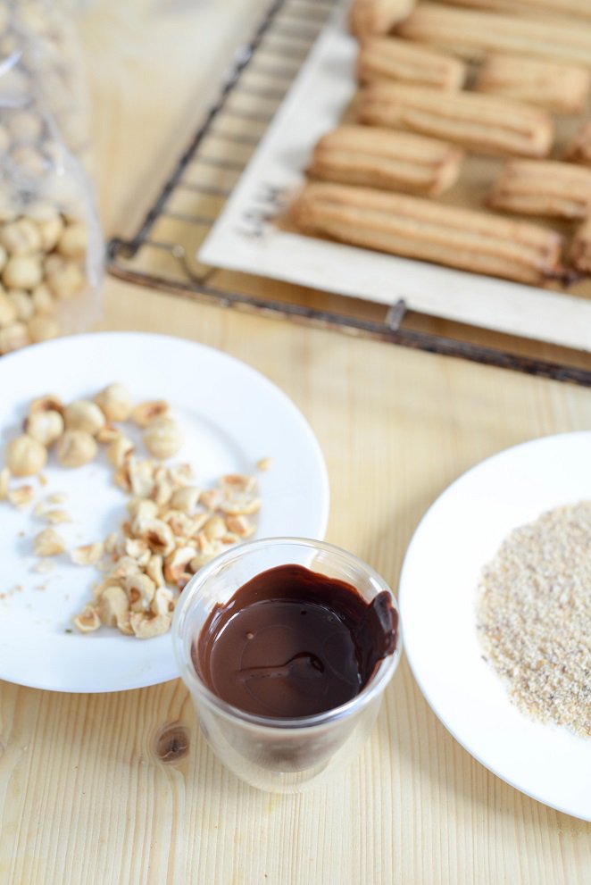 Haselnuss-Spritzgebäck mit Schokolade Rezept Haselnuss-Spritzgebäck mit Schokolade Rezept