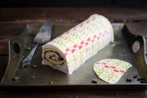 Bûche de Noël Himbeer-Pistazien-Veilchen