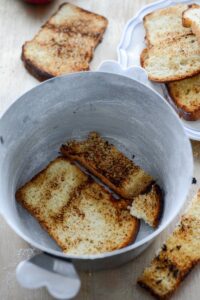 Charlotte mit Äpfeln (Charlotte aux Pommes) Apfelkuchen Französisch Schritt 10 Toastscheiben In Schüssel Auslege