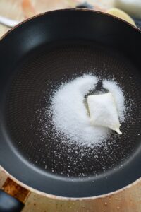 Charlotte mit Äpfeln (Charlotte aux Pommes) Apfelkuchen Französisch Schritt 16 Zucker Und Tee In Pfanne