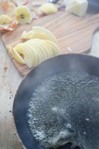 Charlotte mit Äpfeln (Charlotte aux Pommes) Apfelkuchen Französisch Schritt 17 Äpfel Kochen In Pfanne