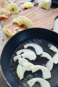 Charlotte mit Äpfeln (Charlotte aux Pommes) Apfelkuchen Französisch Schritt 18 Apfelscheiben In Pfanne Braten