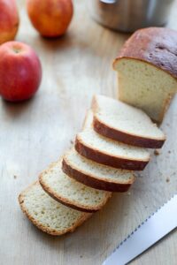 Charlotte mit Äpfeln (Charlotte aux Pommes) Charlotte mit Äpfeln (Charlotte aux Pommes) Apfelkuchen Französisch Schritt 2 Brioche Brot Aufgeschnitten