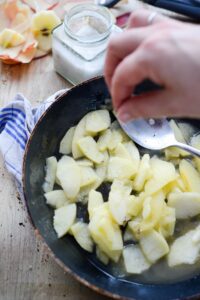 Charlotte mit Äpfeln (Charlotte aux Pommes) Charlotte mit Äpfeln (Charlotte aux Pommes) Apfelkuchen Französisch Schritt 20 Äpfel In Pfanne Andünsten