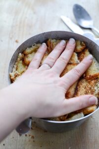 Charlotte mit Äpfeln (Charlotte aux Pommes) Apfelkuchen Französisch Schritt 25 Apfelcharlotte In Form Drücken