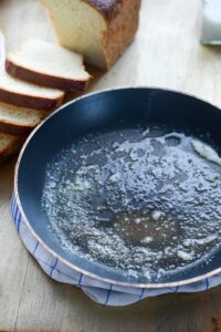 Charlotte mit Äpfeln (Charlotte aux Pommes) Apfelkuchen Französisch Schritt 3 Butter In Pfanne Schmelzen