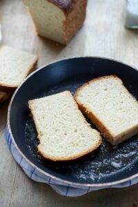 Charlotte mit Äpfeln (Charlotte aux Pommes) Apfelkuchen Französisch Schritt 4 Brotscheiben In Pfanne Rösten