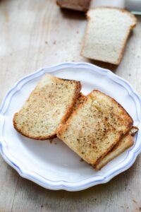Charlotte mit Äpfeln (Charlotte aux Pommes) Charlotte mit Äpfeln (Charlotte aux Pommes) Apfelkuchen Französisch Schritt 8 Getoastete Brotscheiben Auf Teller