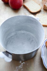 Charlotte mit Äpfeln (Charlotte aux Pommes) Apfelkuchen Französisch Schritt 9 Mit Mehl Ausgestäubte Charlotte Fo