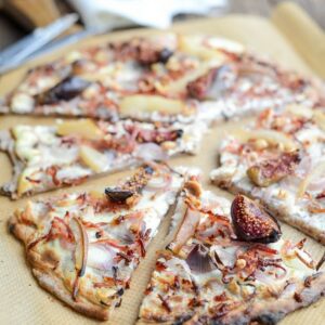 Flammkuchen mit Feigen, Birnen und Maronen