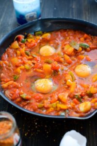 Piperade mit Eiern (Piperade aux oeufs) Piperade Rezept Schritt 11 Eier In Piperade Pfanne