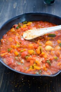 Piperade mit Eiern (Piperade aux oeufs) Piperade mit Eiern (Piperade aux oeufs) Piperade Rezept Schritt 9 Piperade Sauce In Pfanne