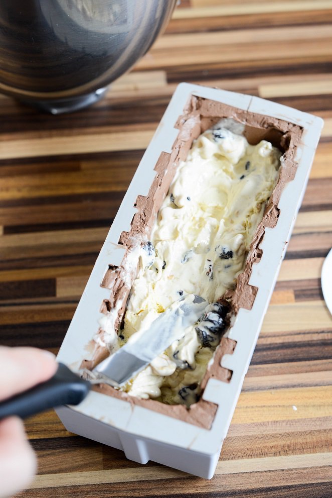 Geeiste Bûche de Noël mit Schokolade und Kirschen Rezept