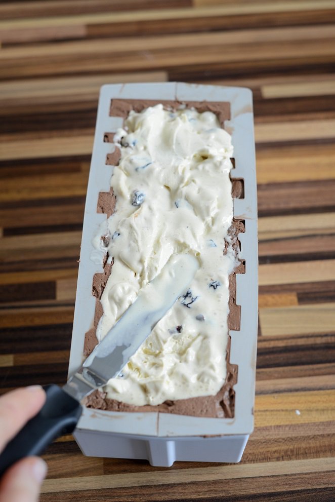 Geeiste Bûche de Noël mit Schokolade und Kirschen Rezept