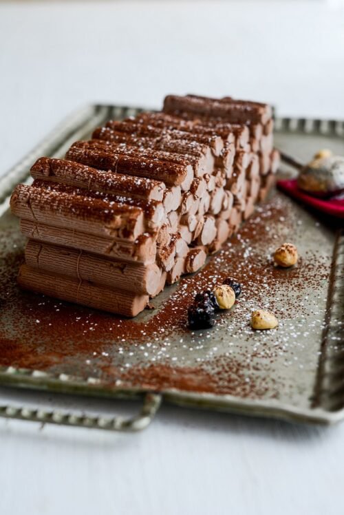 Geeiste Bûche de Noël mit Schokolade und Kirschen Rezept Geeiste Bûche de Noël mit Schokolade und Kirschen Rezept