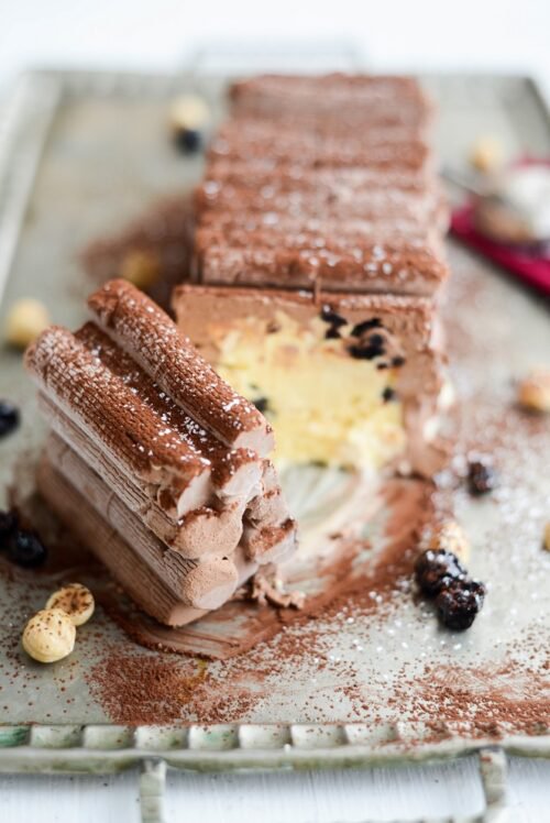 Geeiste Bûche de Noël mit Schokolade und Kirschen Rezept Geeiste Bûche de Noël mit Schokolade und Kirschen Rezept